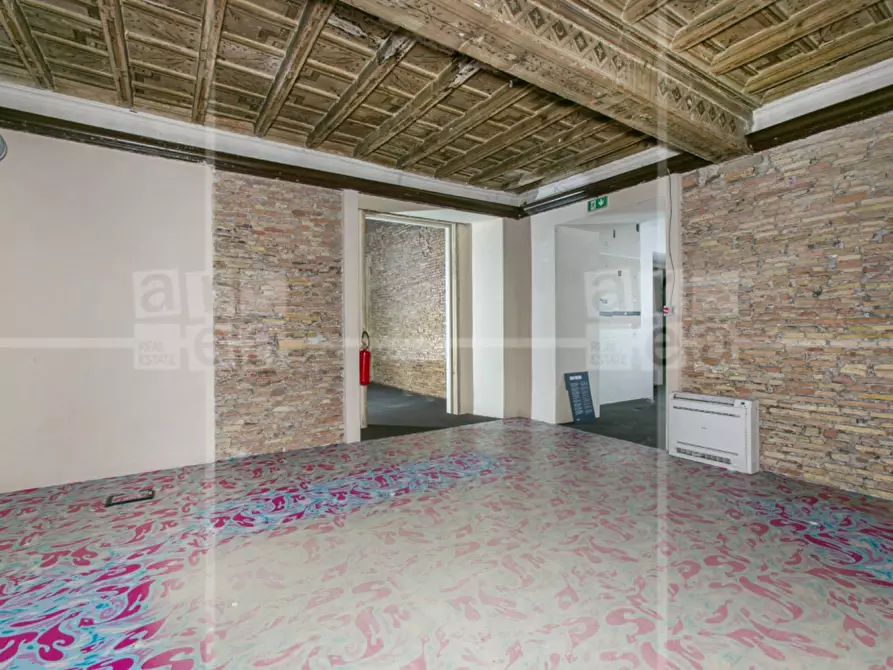 Immagine 13 di Locale commerciale in affitto  in Via Del Seminario a Roma