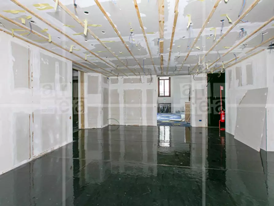 Immagine 14 di Locale commerciale in affitto  in Via Del Seminario a Roma