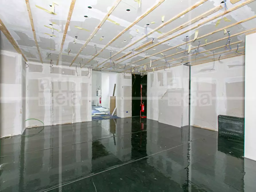 Immagine 15 di Locale commerciale in affitto  in Via Del Seminario a Roma