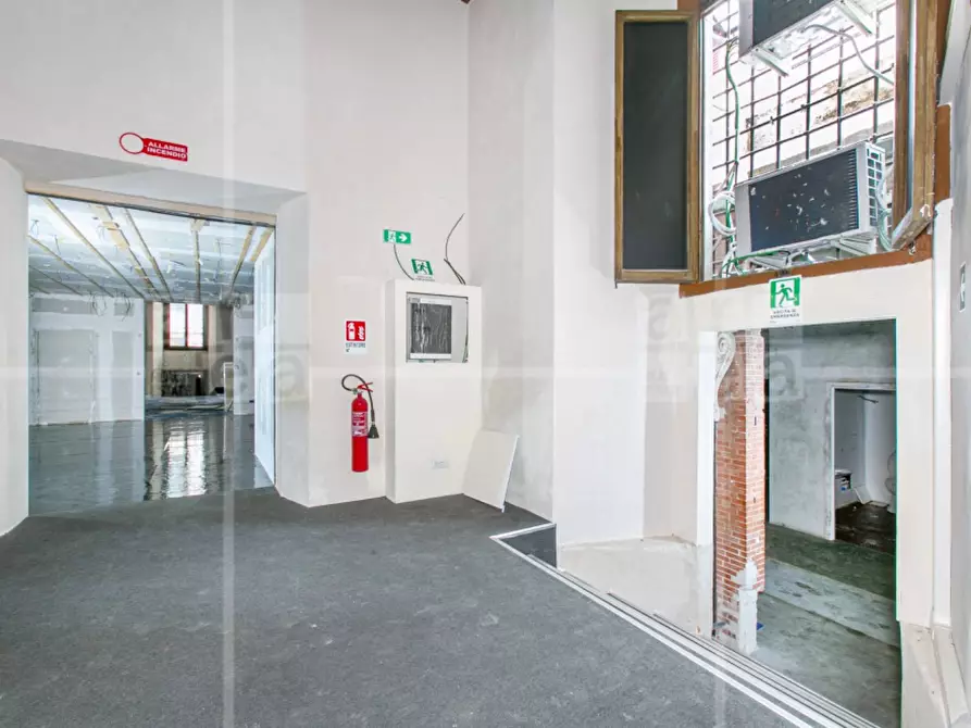 Immagine 19 di Locale commerciale in affitto  in Via Del Seminario a Roma