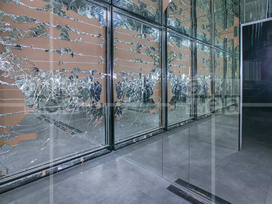 Immagine 25 di Locale commerciale in affitto  in Via Del Seminario a Roma