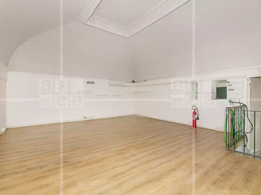 Immagine 26 di Locale commerciale in affitto  in Via Del Seminario a Roma