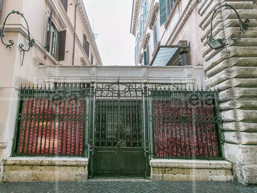 Immagine 30 di Locale commerciale in affitto  in Via Del Seminario a Roma