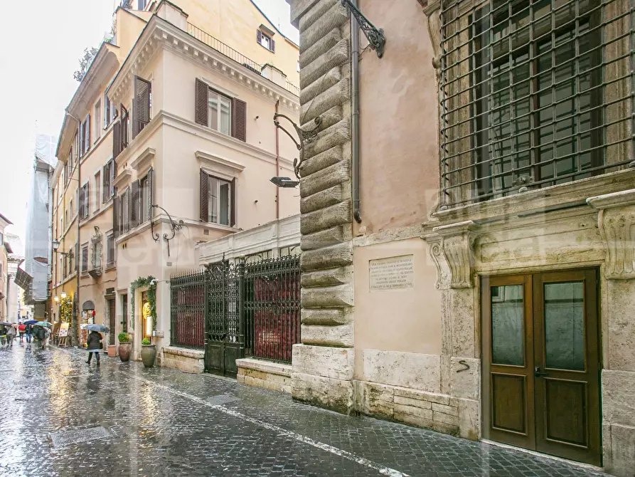 Immagine 31 di Locale commerciale in affitto  in Via Del Seminario a Roma