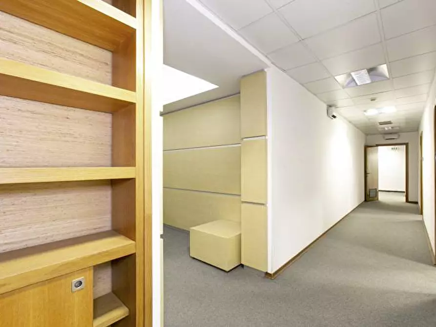 Immagine 10 di Ufficio in affitto  in Via Barberini a Roma