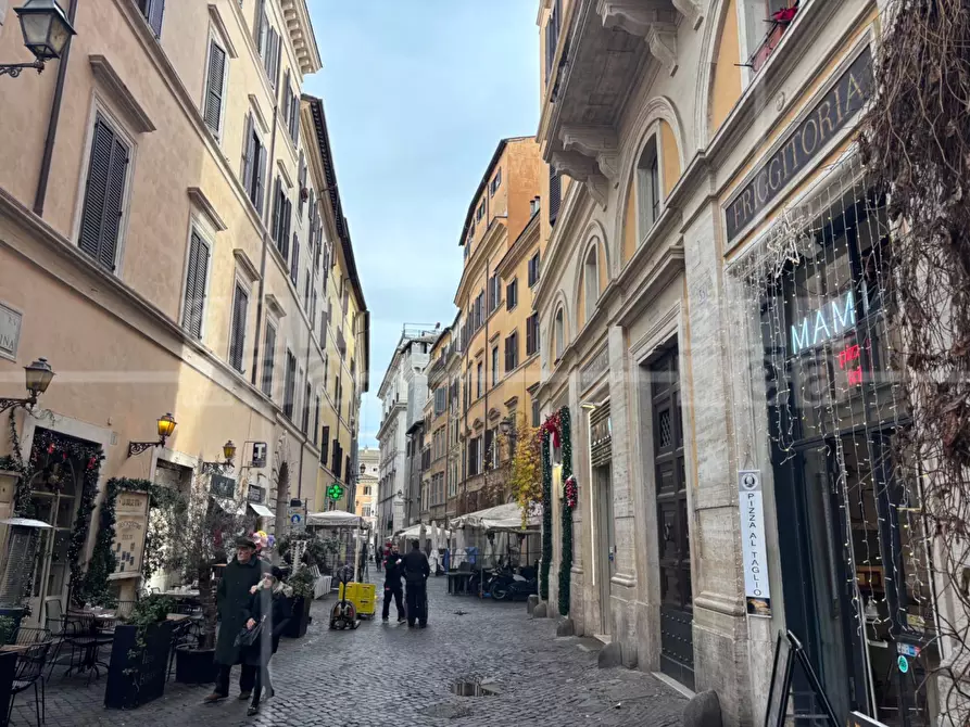 Immagine 5 di Appartamento in vendita  in Vicolo delle Vacche a Roma