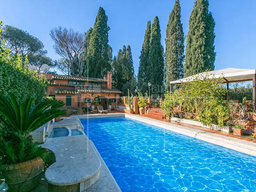 Immagine 3 di Villa in vendita  in Via Appia Antica a Roma