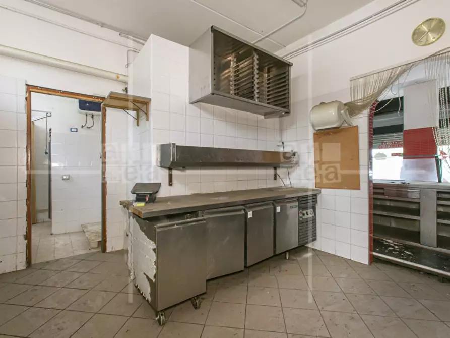 Immagine 10 di Locale commerciale in vendita  in Via Emanuele Tesauro snc a Roma