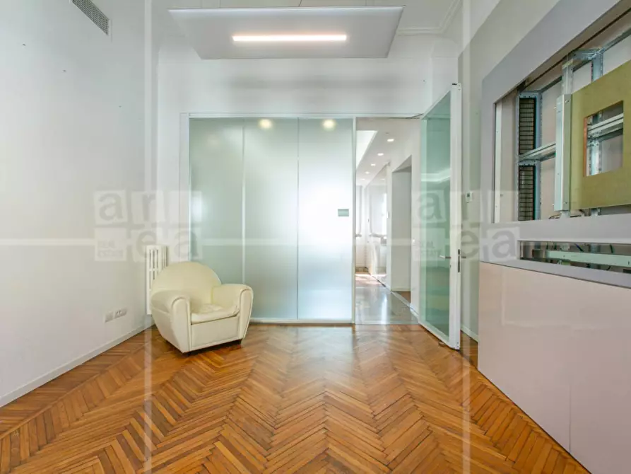 Immagine 10 di Ufficio in affitto  in Via Barberini a Roma