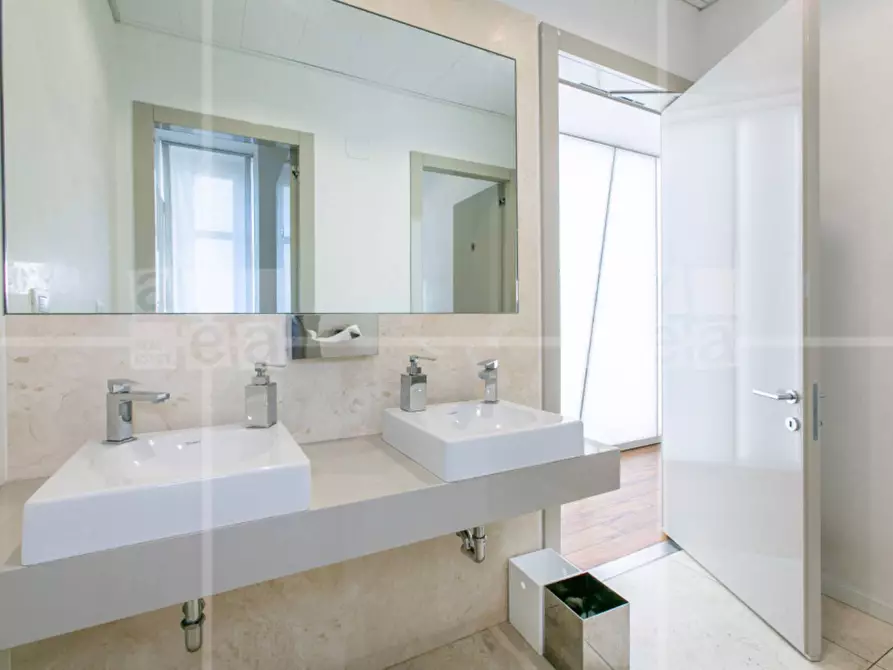 Immagine 21 di Ufficio in affitto  in Via Barberini a Roma