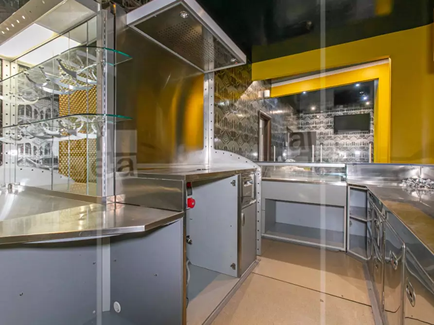 Immagine 9 di Locale commerciale in affitto  in Via Tiburtina a Roma