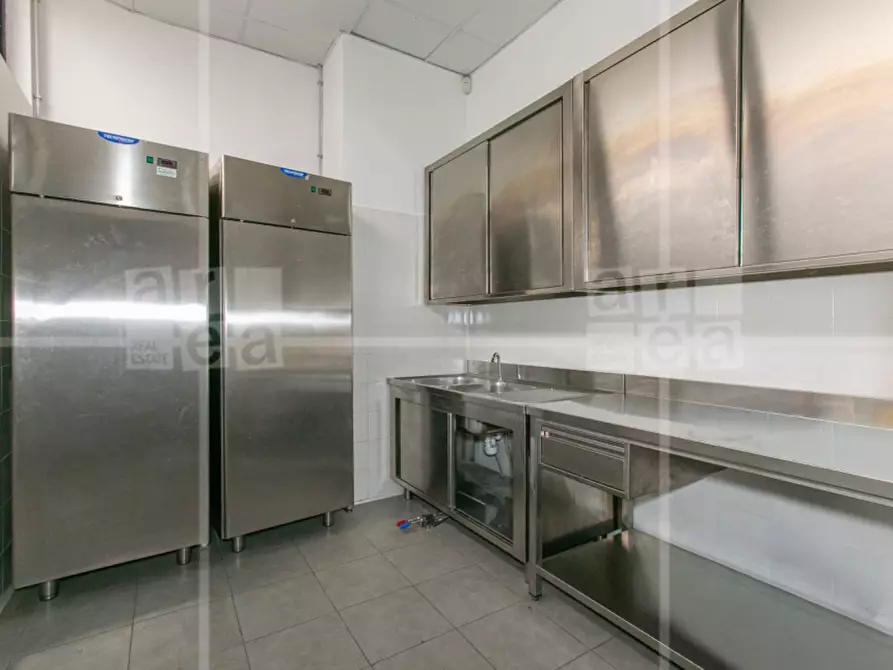 Immagine 15 di Locale commerciale in affitto  in Via Tiburtina a Roma