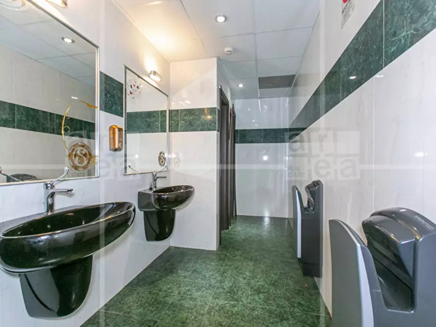 Immagine 17 di Locale commerciale in affitto  in Via Tiburtina a Roma