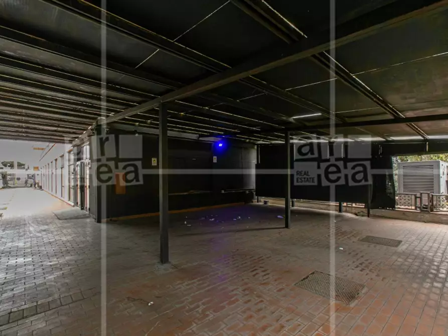 Immagine 26 di Locale commerciale in affitto  in Via Tiburtina a Roma