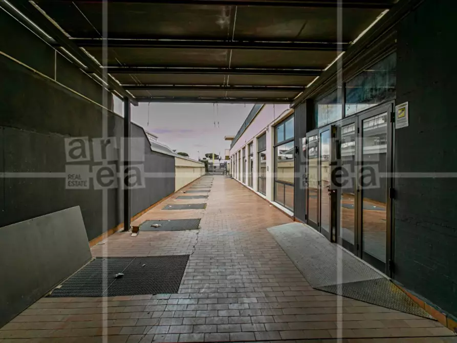 Immagine 23 di Locale commerciale in affitto  in Via Tiburtina a Roma