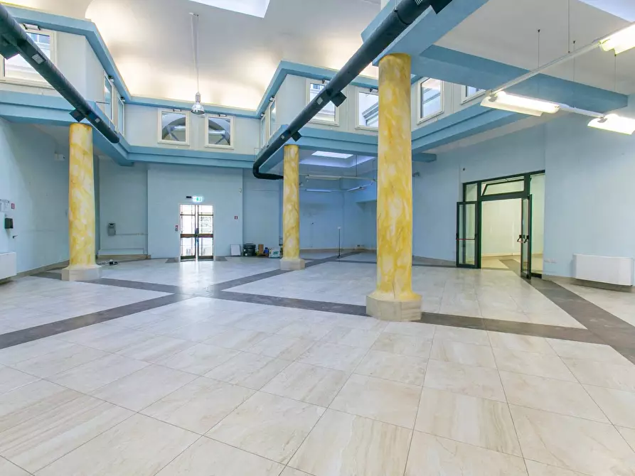 Immagine 12 di Locale commerciale in affitto  in Via Nazionale 180 a Roma