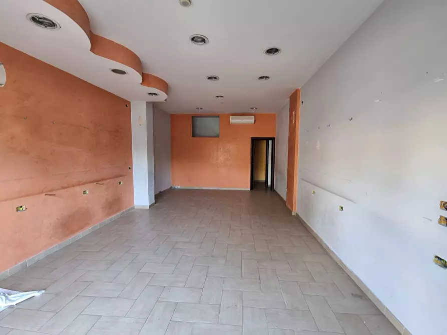 Immagine 4 di Locale commerciale in vendita  in Brigata Avellino a Avellino