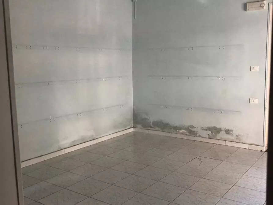 Immagine 6 di Locale commerciale in affitto  in FEDERICO RICCO a Nocera Inferiore