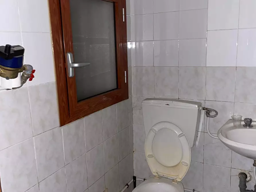 Immagine 9 di Locale commerciale in affitto  in via Guarini 45 a Avellino