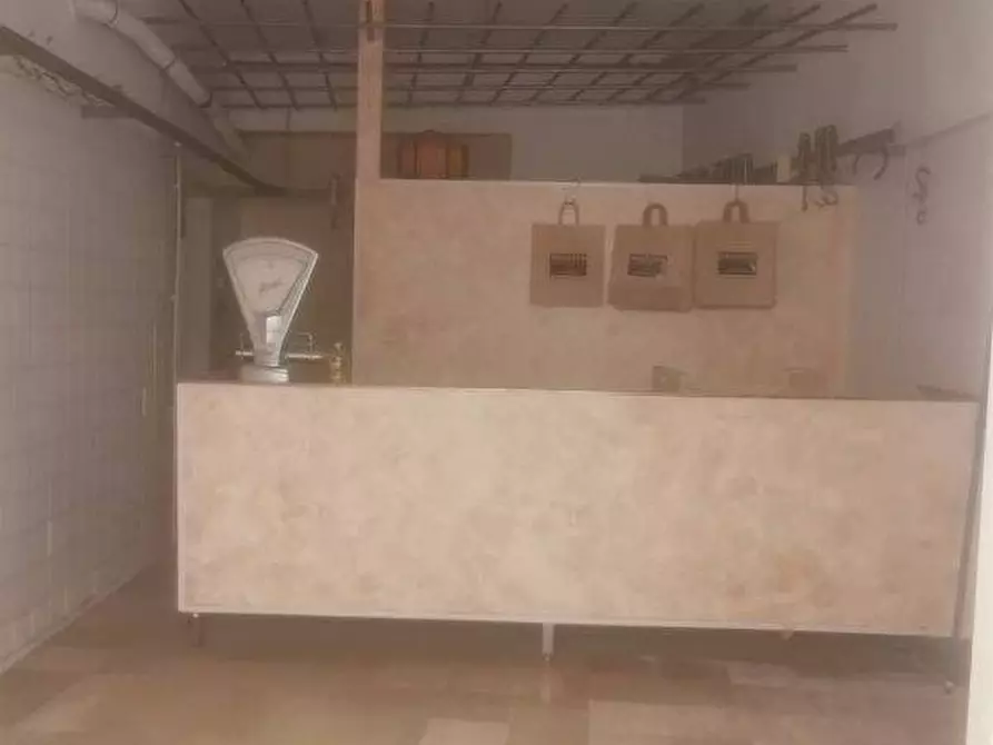 Immagine 11 di Locale commerciale in vendita  in VIA AMENDOLA 137 a Pagani