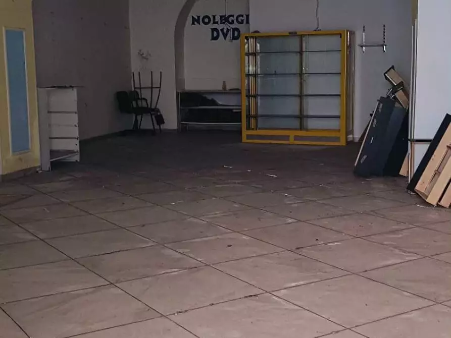 Immagine 7 di Locale commerciale in vendita  in Corso Vittorio Emanuele 231 a Nocera Inferiore