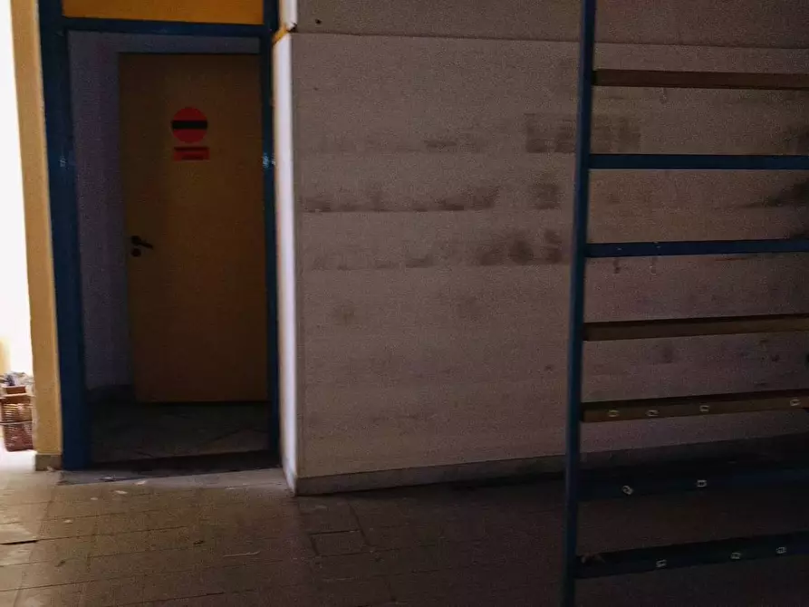 Immagine 8 di Locale commerciale in vendita  in Corso Vittorio Emanuele 231 a Nocera Inferiore