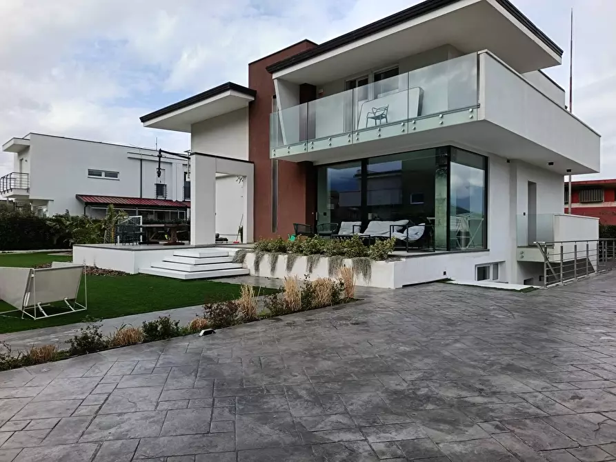 Immagine 1 di Villa in vendita  in Via Fiuminale 26 a Nocera Inferiore