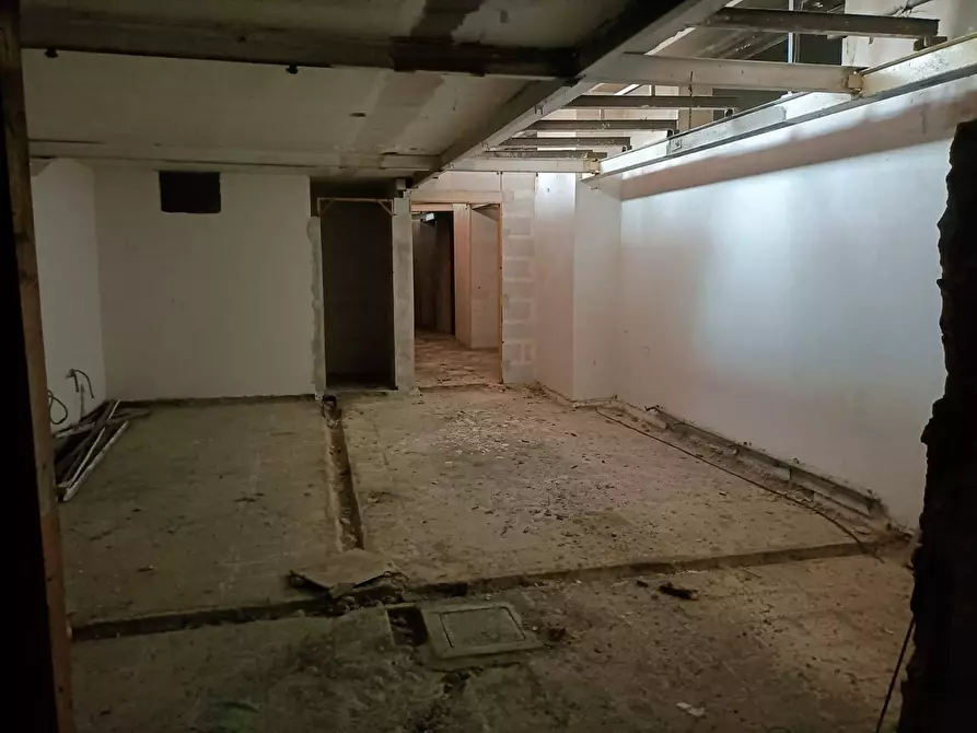 Immagine 15 di Locale commerciale in affitto  in Via A. Barbarulo 71 a Nocera Inferiore