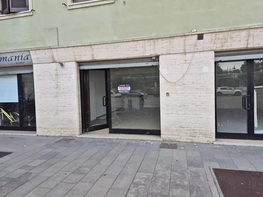 Immagine 9 di Locale commerciale in vendita  in piazza del popolo a Avellino