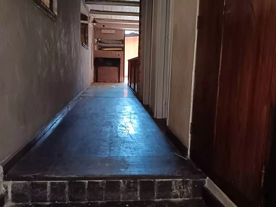 Immagine 5 di Locale commerciale in vendita  in VIA ISAIA GABOLA 39 a Nocera Inferiore