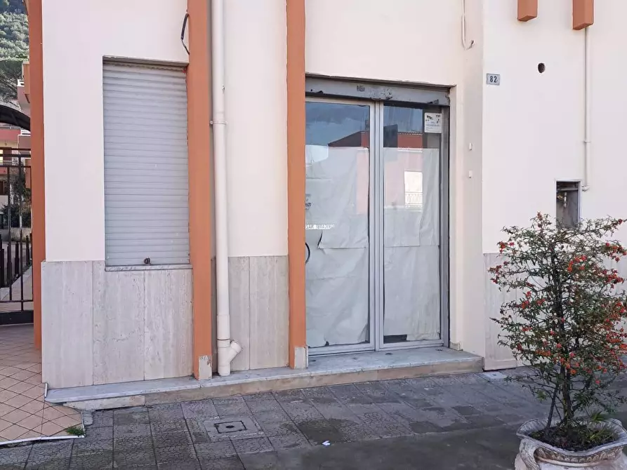 Immagine 1 di Locale commerciale in vendita  in via della Libertà 82 a Roccapiemonte