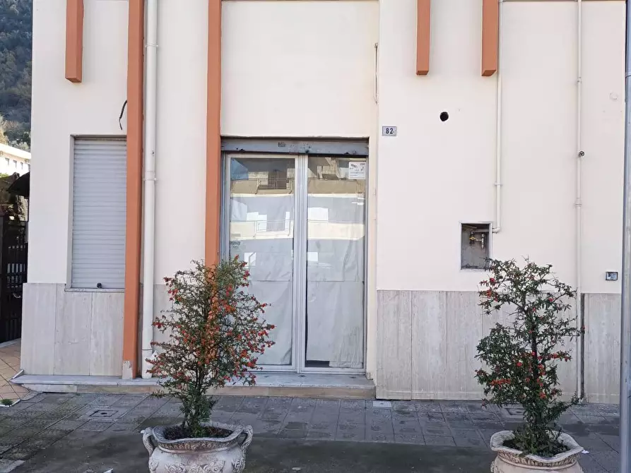 Immagine 3 di Locale commerciale in vendita  in via della Libertà 82 a Roccapiemonte
