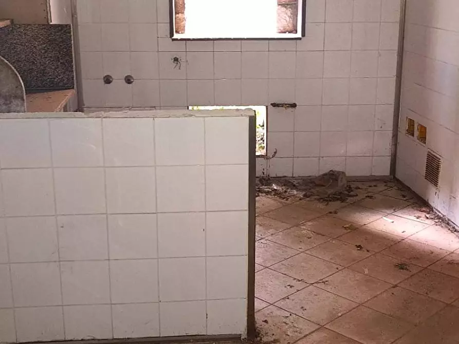 Immagine 14 di Locale commerciale in vendita  in via Castaldo a Nocera Inferiore