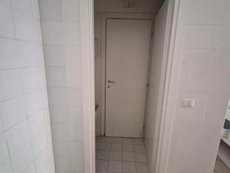 Immagine 5 di Locale commerciale in affitto  in Via G. Orlando a Nocera Inferiore