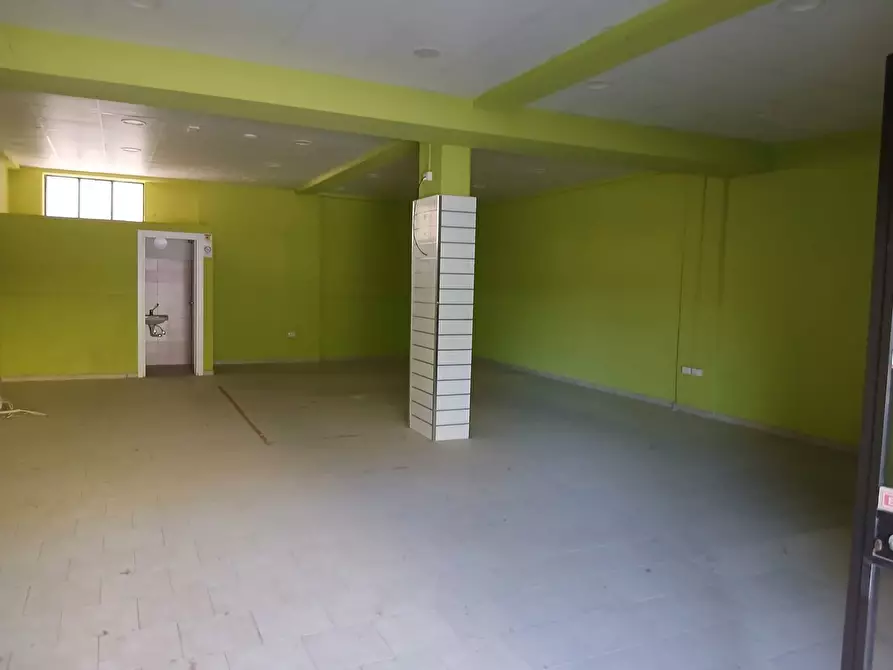 Immagine 3 di Locale commerciale in vendita  in Viale Tavoliello a Eboli