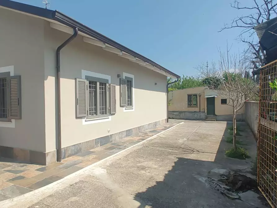 Immagine 2 di Villa in vendita  in Via Guido Scocozza 9 a Eboli