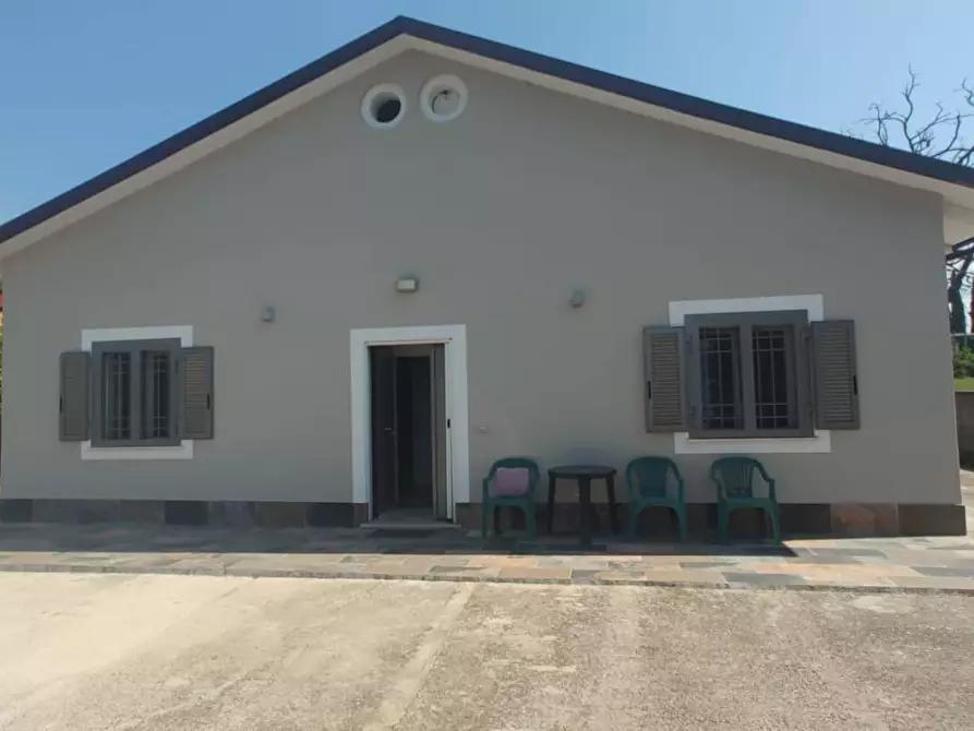 Immagine 1 di Villa in vendita  in Via Guido Scocozza 9 a Eboli