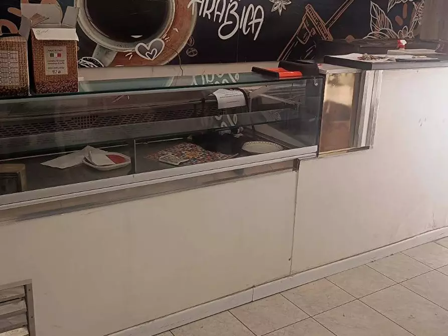 Immagine 9 di Locale commerciale in vendita  in Via Napoli 7 a Maddaloni