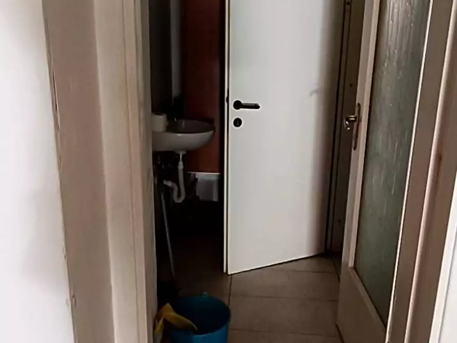 Immagine 12 di Locale commerciale in vendita  in Via Napoli 7 a Maddaloni