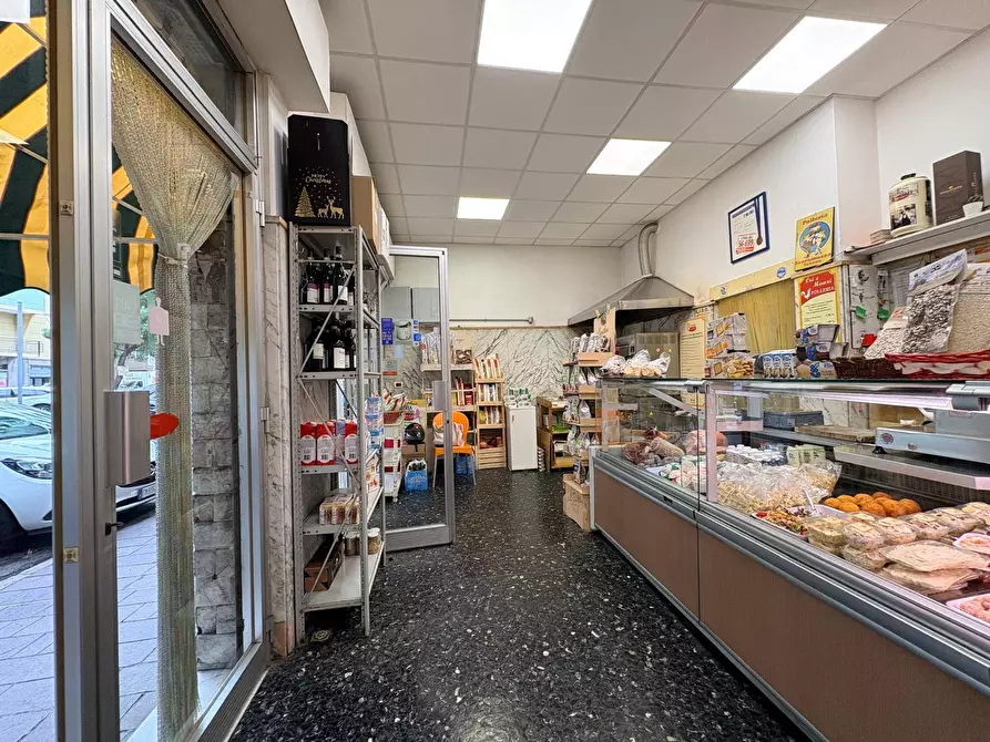 Immagine 1 di Attività commerciale in vendita  in Corso Tardy e Benech a Savona
