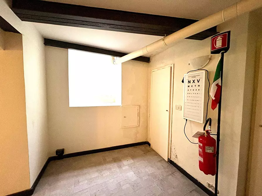 Immagine 16 di Locale commerciale in vendita  in Via Untoria a Savona