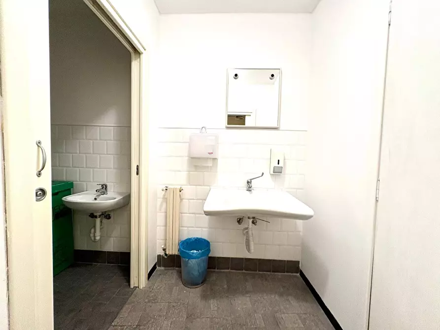 Immagine 14 di Locale commerciale in vendita  in Via Untoria a Savona