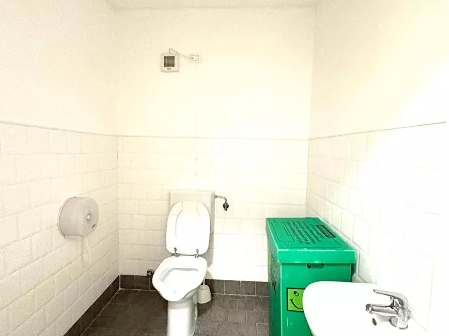 Immagine 13 di Locale commerciale in vendita  in Via Untoria a Savona