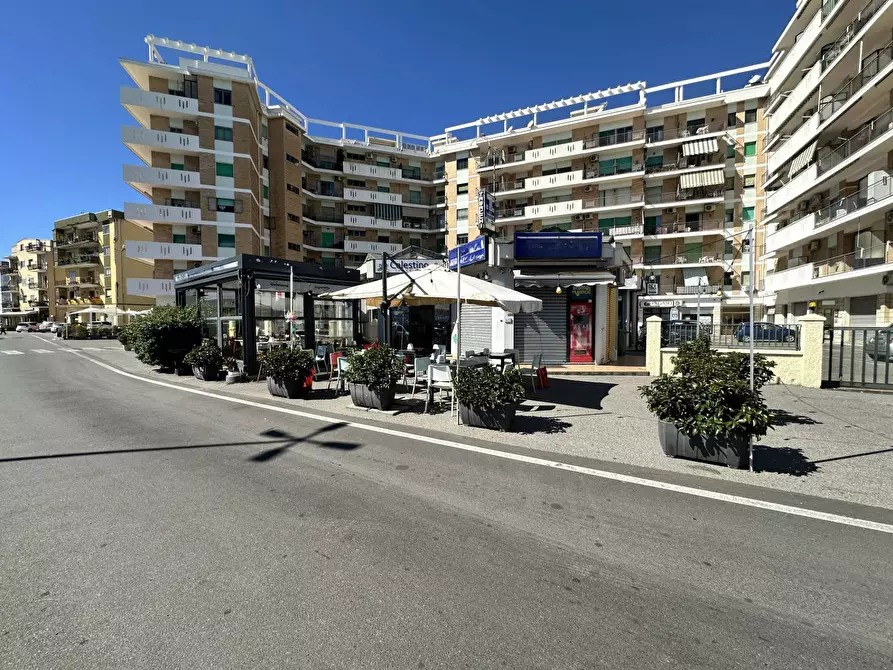 Immagine 1 di Negozio in vendita  in Via Lungomare Stefano Pugliese 283 a Catanzaro