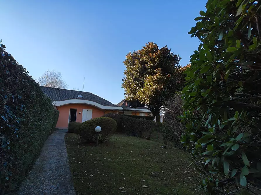 Immagine 14 di Appartamento in vendita  in Via Delle Querce 118 a Ispra