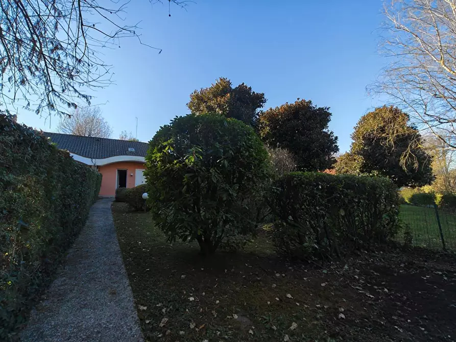 Immagine 15 di Appartamento in vendita  in Via Delle Querce 118 a Ispra