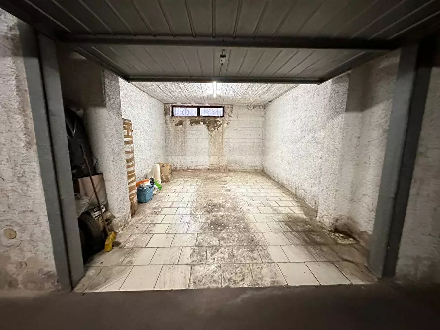 Immagine 1 di Box auto in affitto  in Via Avellino a Caserta