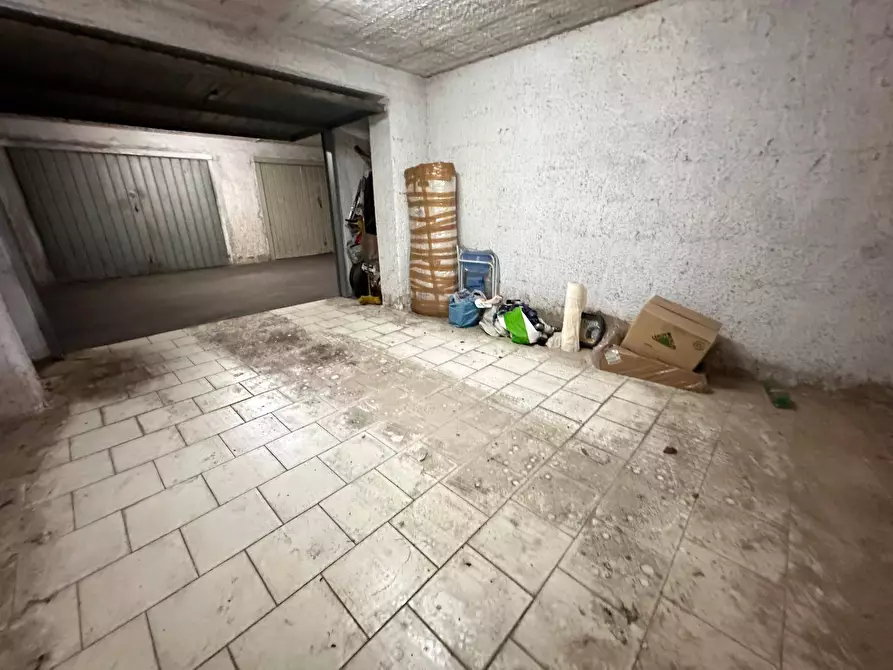 Immagine 2 di Box auto in affitto  in Via Avellino a Caserta