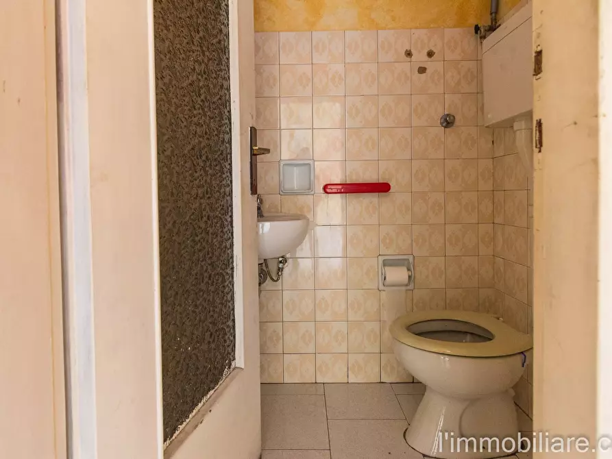 Immagine 6 di Negozio in vendita  in Via Monte Nero 6 a Verona