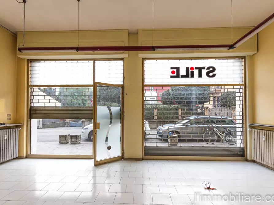 Immagine 2 di Negozio in vendita  in Via Monte Nero 6 a Verona